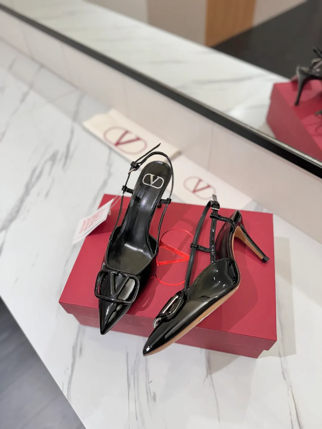 💕💕Factory direct selling price p520💕💕 Valentino launches a new series of sandals, sandals with pointed toe V-buckle sandals. The upper part of the foot is very pedicure-like. The key point is that it is very good and easy to control. It does not grind or tire your feet. It is a walking artifact! Metal VLOGO diamond buckle elements, full of high-end sense! It became sweet instantly.  The avant-garde VLOGO SIGNATURE shoe series interprets VALENTINO GARAVANI's candid attitude. Valentino Garavani V logo back hollow sandals with VLogo Signature decoration, platinum tone VLogo Signature decoration! Upper: imported patent leather Lining: imported goatskin Outsole: Italian leather outsole Heel height: 8cm Size: 35-39 (34-40-41-42 customized size)